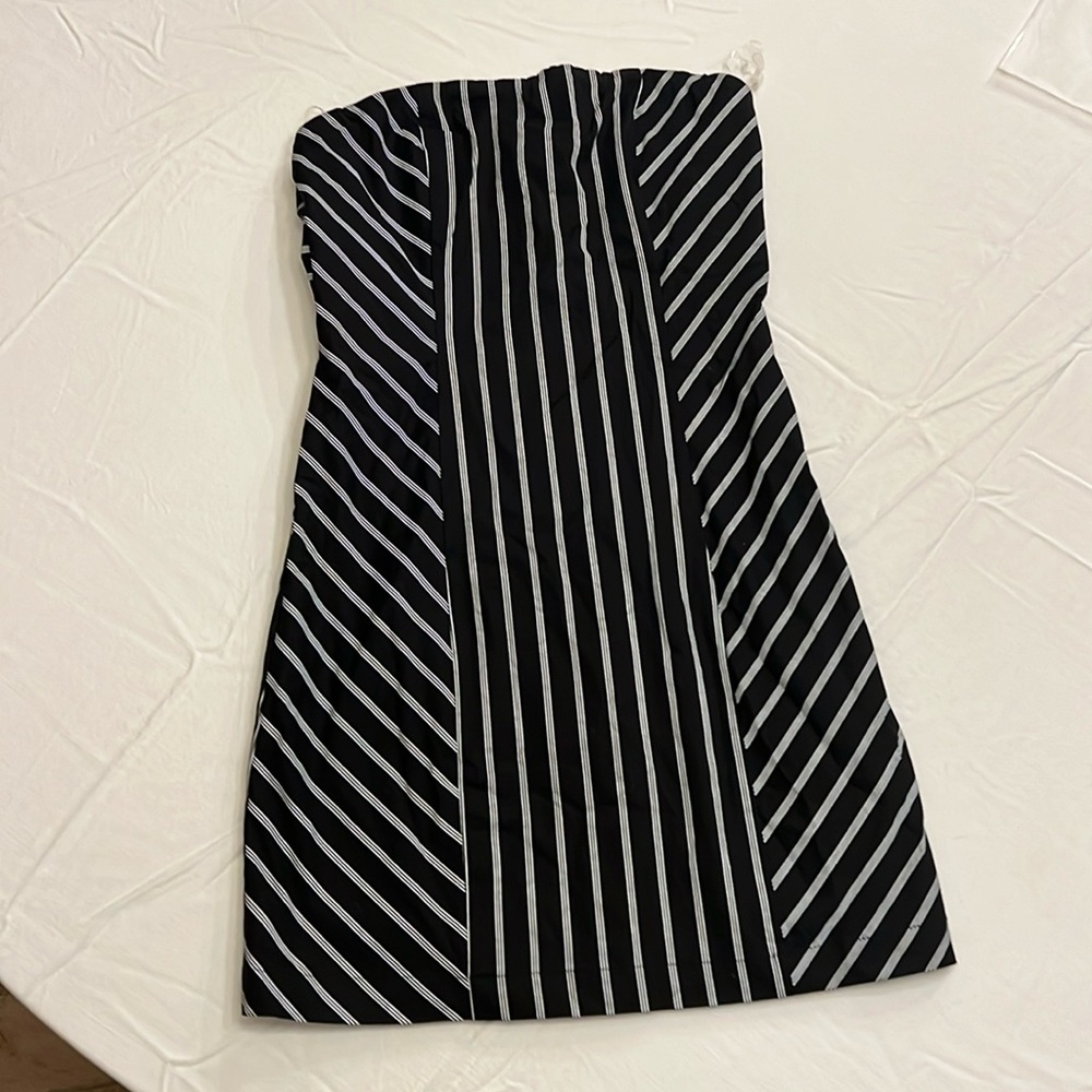 Staand‎ black dress